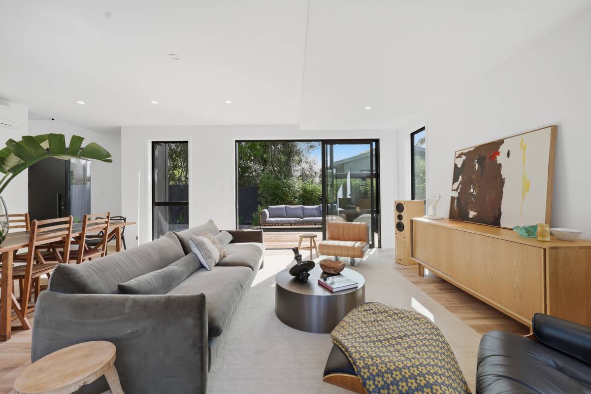 Living room in the Standard Premium style: bright, even, neutral light